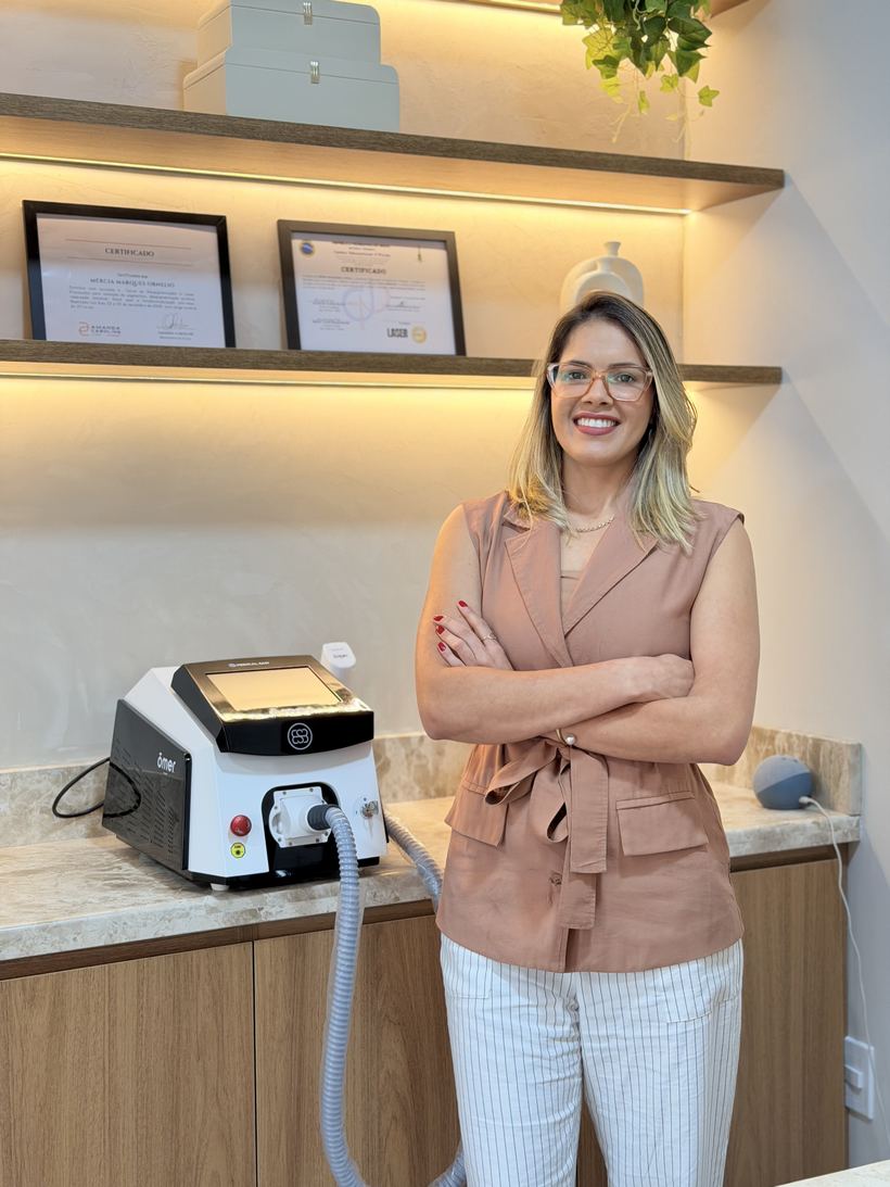 Mércia Ornélio na clínica, ao lado do laser Omer